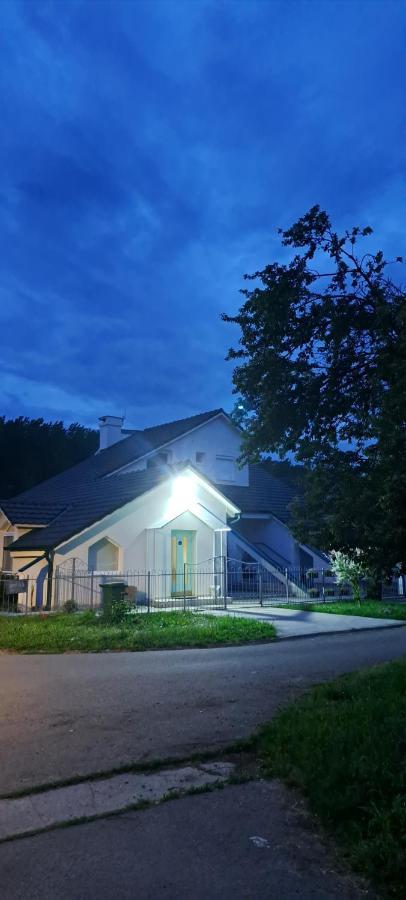 斯雷姆斯卡米特罗维察Santorini公寓 外观 照片
